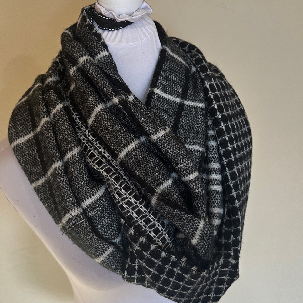 NWT Maurices Infinity Scarf Black and White Patterned sweater knit multi-way - Picture 10 of 15